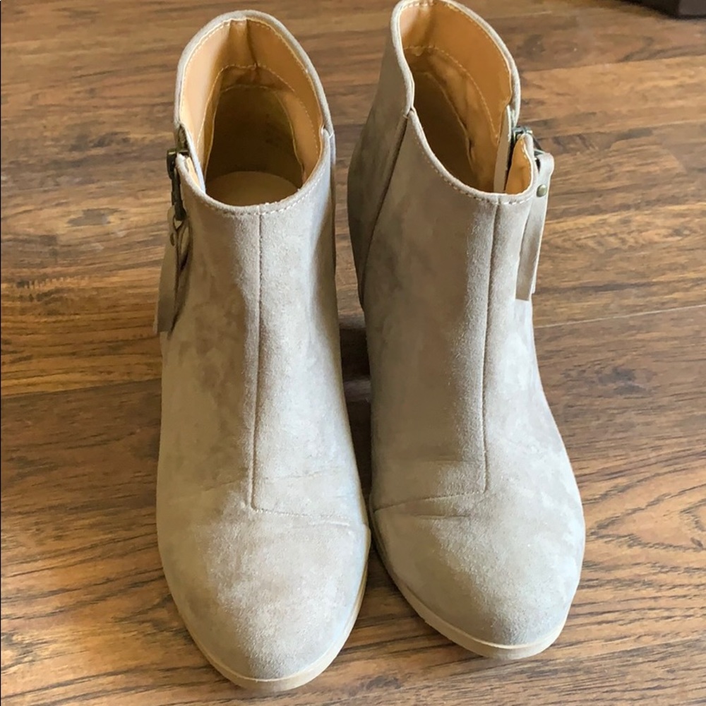 Maurice’s gray booties